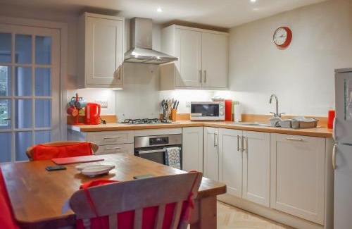 Hexham House | Felbridge Cottage