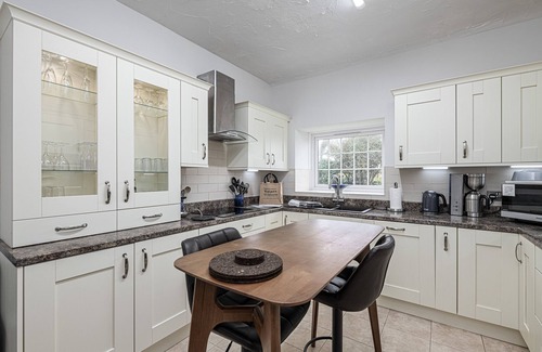 Llanfaelog Cottage | Felin Traeth Cottage - a bungalow that sleeps 8 guests in 4 bedrooms