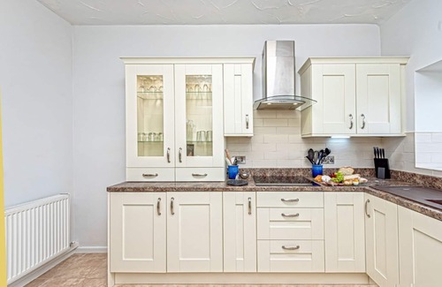 Llanfaelog Cottage | Felin Traeth Cottage - a bungalow that sleeps 8 guests in 4 bedrooms