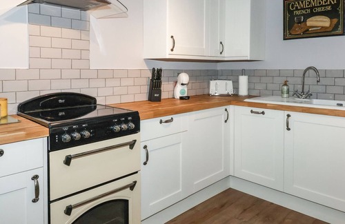 Corwen Cottage | FELIN UCHAF, family friendly, with hot tub in Cynwyd