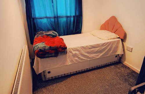 Bradford House | Female and Couple Friendly Single Room