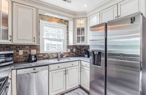 Matthews House | Fenced in backyard 4 Family gatherings & Dog Park