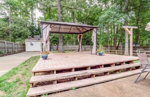 Matthews House | Fenced in backyard 4 Family gatherings & Dog Park
