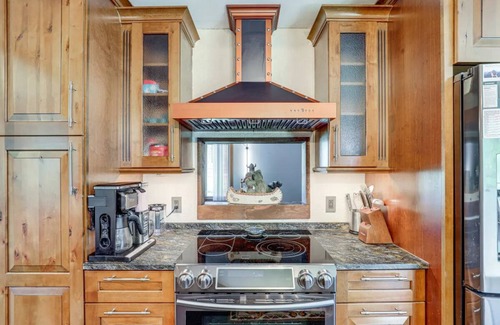 Alexander House | Fenced Pet-Friendly Alexander Home: 7 Mi to Asheville!