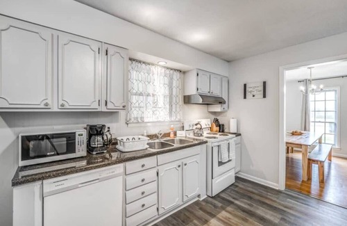 Parkway Village House | Fenced Yard, Centrally Located-Parkway Village Pad