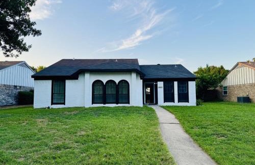 Wylie House | Fenced Yard Fire pit Fireplace Pet Friendly