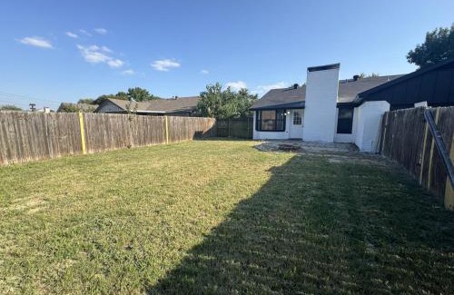 Wylie House | Fenced Yard Fire pit Fireplace Pet Friendly