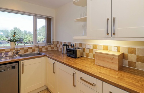 Southam Cottage | FENNY MARINA COTTAGE, pet friendly, with a garden in Fenny Compton
