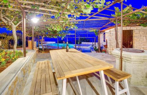 Obrs House | Ferienhaus Mit Großem Garten Und Pool