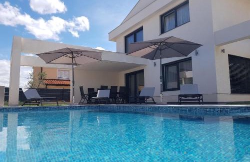 Kastel House | Ferienhaus Mit Privatem Pool In Ruhiger Lage