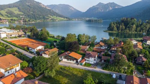 Schliersee Villa | Ferienhaus Seehof mit Sauna & offenem Kamin