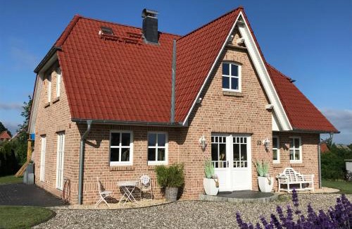 Rosenhagen House | Ferienhaus " Strandhus " an der Ostsee, Sauna, Kamin, Strandkorb, free W-LAN by SEASIDE