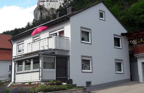Riedenburg Apartment | Ferienwohnung im 1. Stock mit Balkon und Überdachter Terrasse
