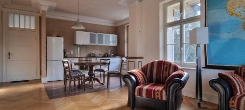 Kienwerder Apartment | Ferienwohnung 2OG am Waldfriedhof