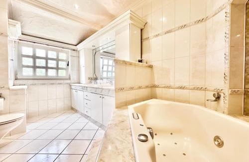 Loehne Apartment | Ferienwohnung 6 Pers WLAN und Parkplatz, HDZ und Kliniken in der Nähe, direkt an der A2 und A30 gelegen