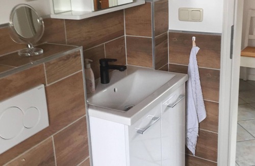 Nehms Apartment | Ferienwohnung am See in Nehms - Appartement/fewo, Dusche Oder Bad, WC, Ruhig
