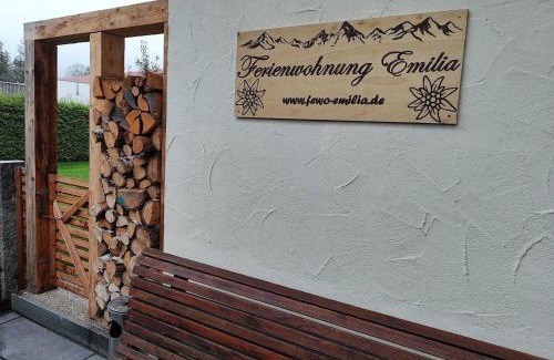 Grashof Apartment | Ferienwohnung Emilia mit Bergblick (Westen)