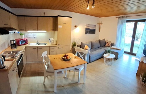 Lohberg Apartment | Ferienwohnung für bis zu Fünf Personen mit Zwei Separaten Schlafzimmern und Südbalkon