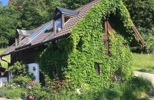 Weissbach Apartment | Ferienwohnung im Atelierhaus, 75m², 2 Personen, wunderschöne Lage, Nichtraucher, Hunde erlaubt