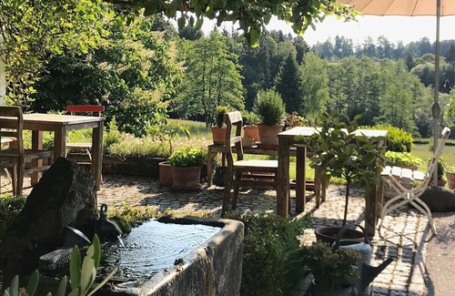 Weissbach Apartment | Ferienwohnung im Atelierhaus, 75m², 2 Personen, wunderschöne Lage, Nichtraucher, Hunde erlaubt