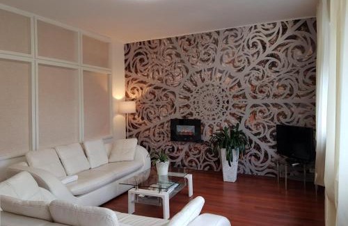 Schleiden Apartment | Ferienwohnung "Im Türmchen" inklusive WLAN, Parkplatz und Netflix