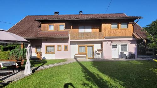 Hermagor-Pressegger See Apartment | Ferienwohnung in Hermagor Pressegger See mit eigenem Garten und Carport