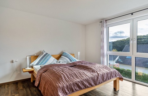 Biederbach Apartment | Ferienwohnung Kapellenblick 2, 85qm, barrierefrei, zwei Schlafzimmer, Wohnzimmer und WLAN