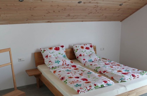 Biederbach Apartment | Ferienwohnung Kapellenblick, 85qm, mit Dachterrasse und WLAN