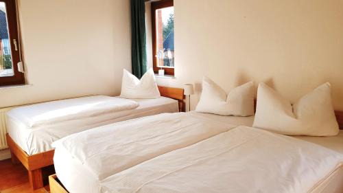 Neuensien Apartment | Ferienwohnung mit Balkon und Seeblick im 1 OG