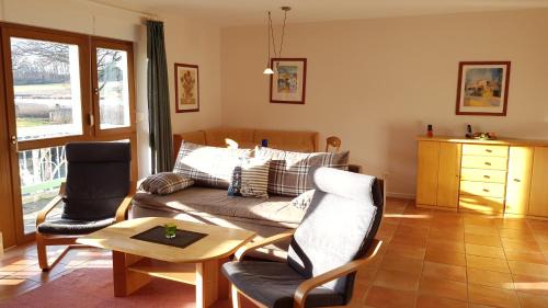 Neuensien Apartment | Ferienwohnung mit Balkon und Seeblick im 1 OG