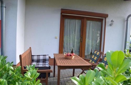 Neuendorf Apartment | Ferienwohnung Zeesenboot mit möblierter Terrasse