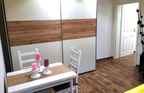 Itzehoe Apartment | Ferienwohnungen Arp "2D" mit Terrasse und Parkplatz