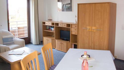 Neue Tiefe Apartment | Ferienwohnungen-Neue-Tiefe-Wohnung-Kleiderbuegel