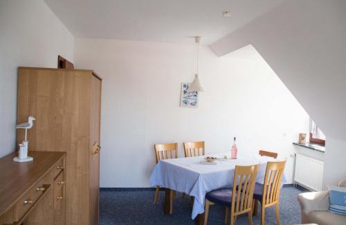 Neue Tiefe Apartment | Ferienwohnungen-Neue-Tiefe-Wohnung-Kleiderbuegel