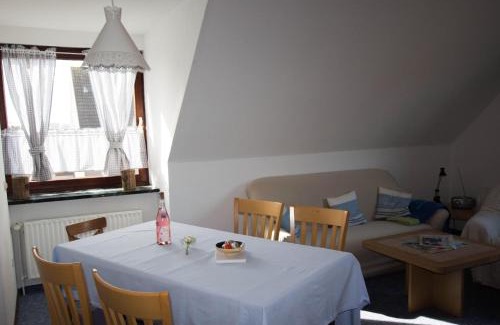 Neue Tiefe Apartment | Ferienwohnungen-Neue-Tiefe-Wohnung-Kleiderbuegel