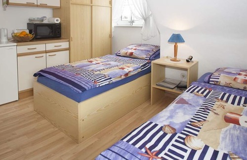 Neumuhlen-Dietrichsdorf Apartment | Ferienzimmer Kemmet - twin room, shared shower or bath