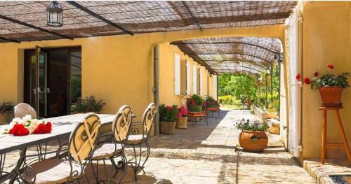 Malemort-du-Comtat Bed & Breakfast | Ferme le viguier