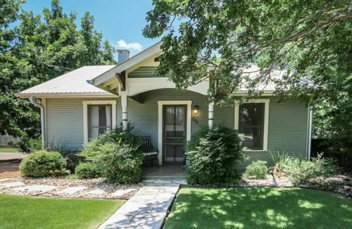 Fredericksburg House | Fern Cottage: 2 blocks to Main/Shared Hot tub
