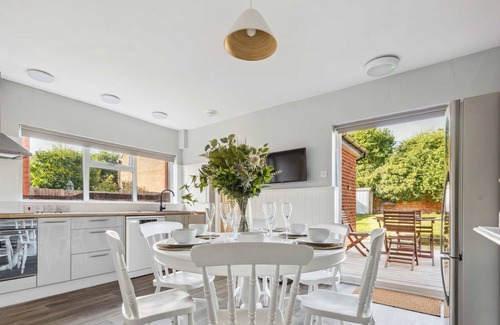 Henley House | Fern House - Cosy 3 bedroom house with garden