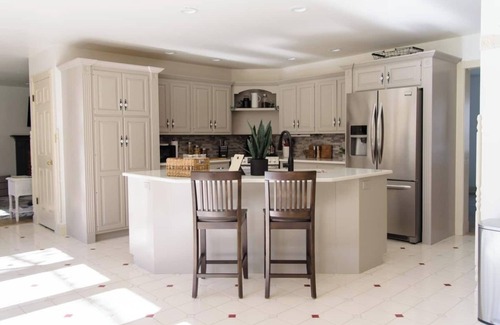 Strasburg House | Fernwood Villa is a large family home with a five bedrooms, a pool table, a patio & a private backyard