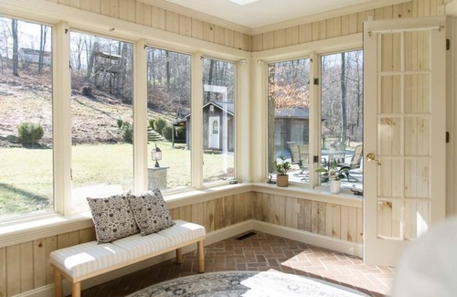 Strasburg House | Fernwood Villa is a large family home with a five bedrooms, a pool table, a patio & a private backyard
