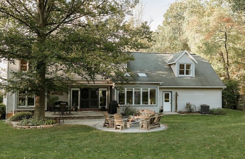 Strasburg House | Fernwood Villa is a large family home with a five bedrooms, a pool table, a patio & a private backyard