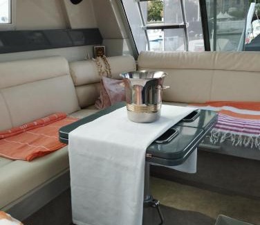 Cannes Old Town Boat Rental | Ferretti 36 ' Bateau à Quai Vieux-Port Cannes Festival La Croisette