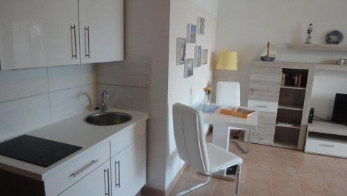 Ueckermuende Apartment | FEWO-fuer-2-Pers-Hafenblick-2-Ueckermuende-Stettiner-Haff-Ostsee-direkt-Yachthafen