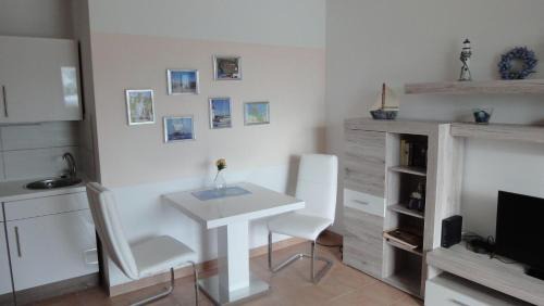 Ueckermuende Apartment | FEWO-fuer-2-Pers-Hafenblick-2-Ueckermuende-Stettiner-Haff-Ostsee-direkt-Yachthafen