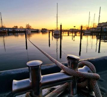 Karlshagen Apartment | Fewo Sonnensegler Usedom direkt am Yachthafen mit Terrasse Parkplatz WLAN