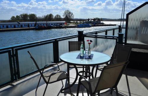 Karlshagen Apartment | Fewo Sonnensegler Usedom direkt am Yachthafen mit Terrasse Parkplatz WLAN