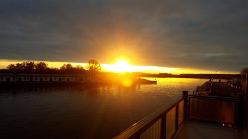 Karlshagen Apartment | Fewo Sonnensegler Usedom direkt am Yachthafen mit Terrasse Parkplatz WLAN