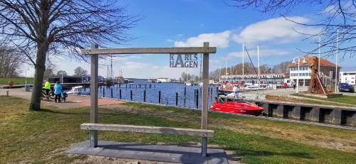 Karlshagen Apartment | Fewo Sonnensegler Usedom direkt am Yachthafen mit Terrasse Parkplatz WLAN