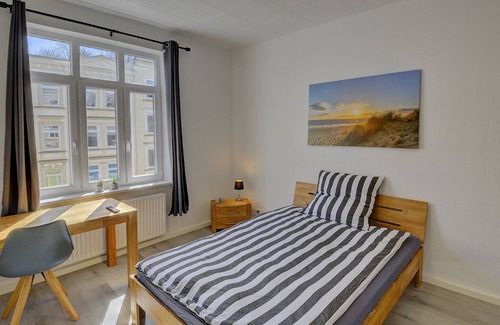 Nordstadt Apartment | fewo1846 - Schiefe Stube / Inexpensive craftsman's apartment with 3 bedrooms